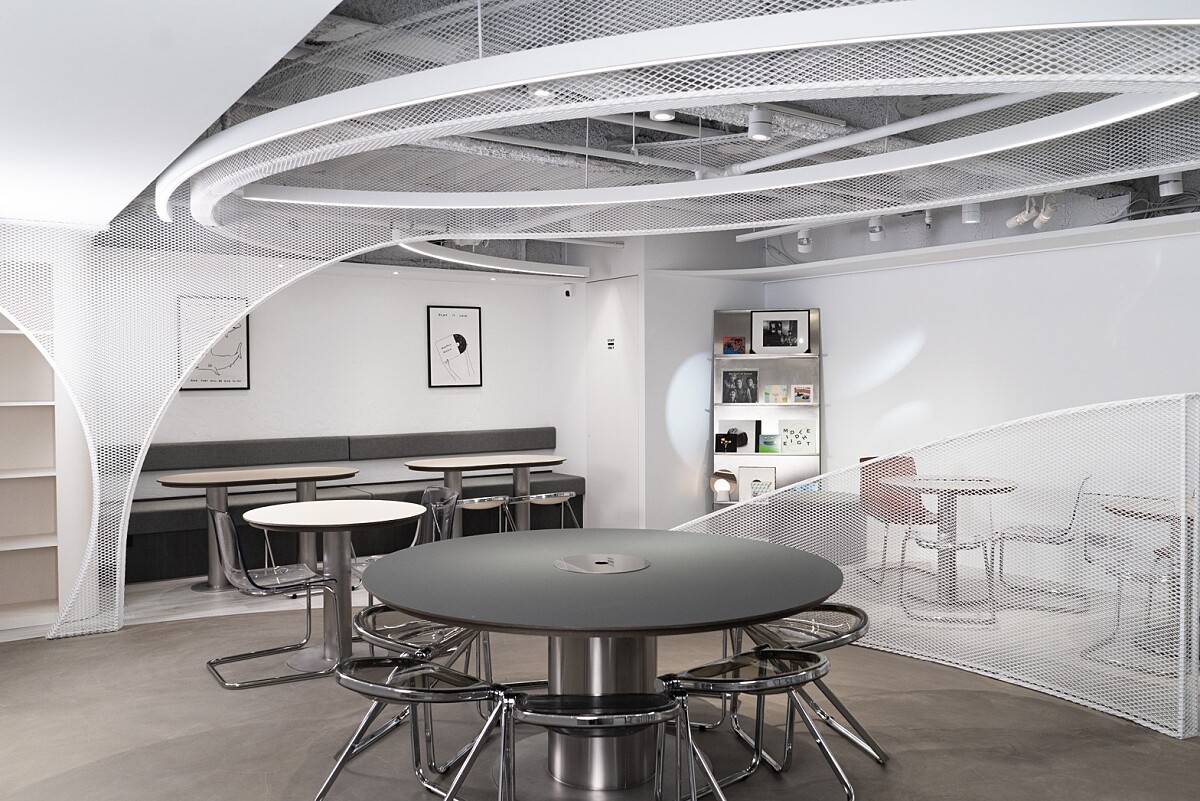 整體空間以白灰色為基底。