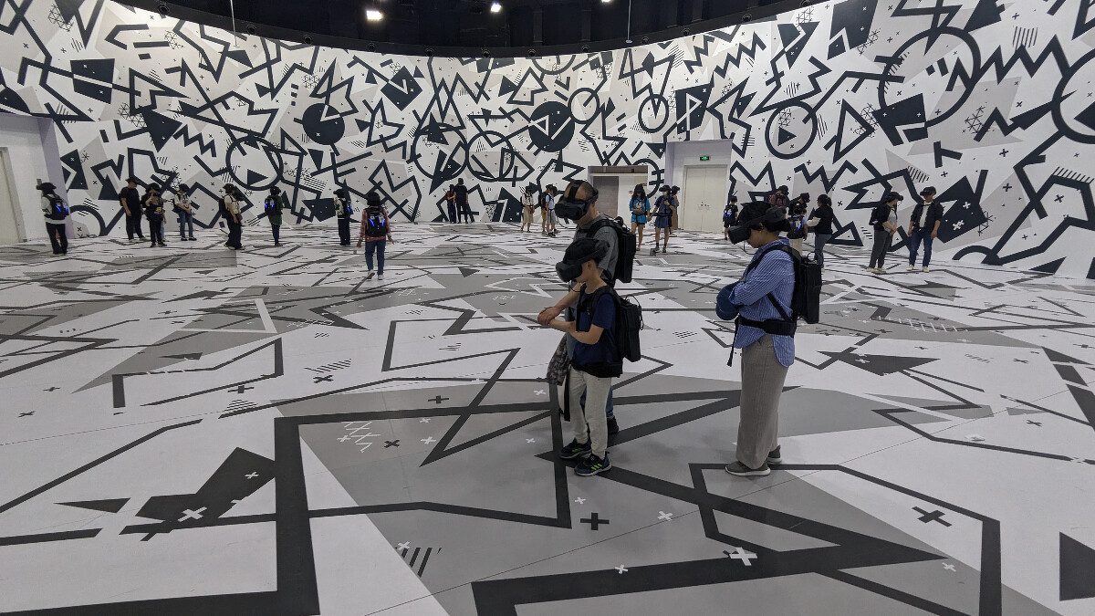 法國展出《永恆聖母院》民眾體驗於場內體驗VR過程。 