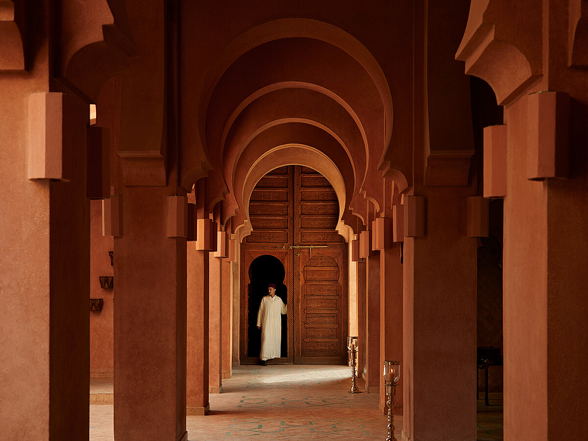 空間展現了摩洛哥獨有的建築特色，尤以拱門長廊成為連接建築物的特色結構。