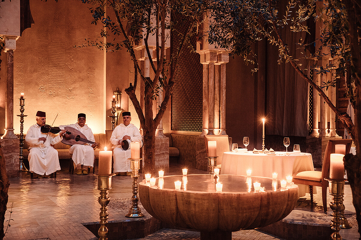 用餐同時有傳統歌謠搭配。