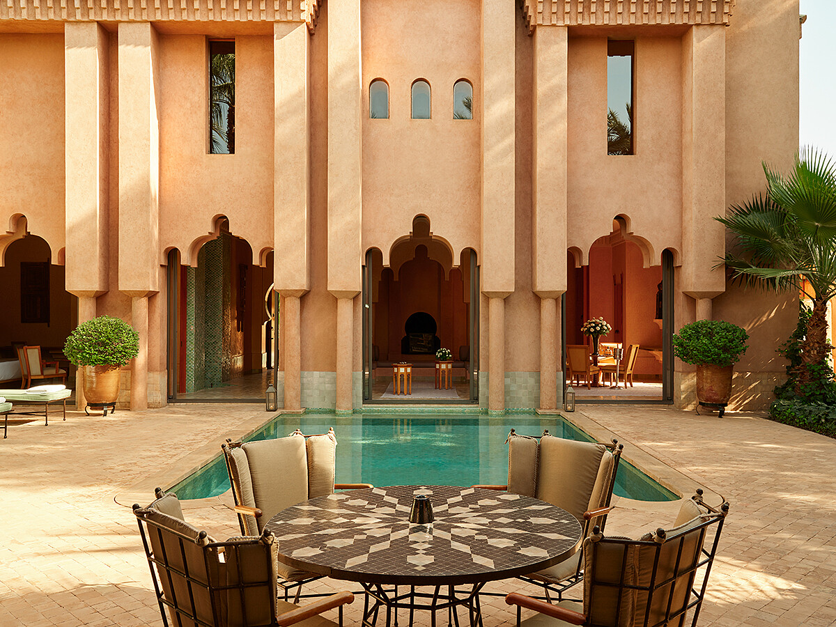 庭院有私人泳池。