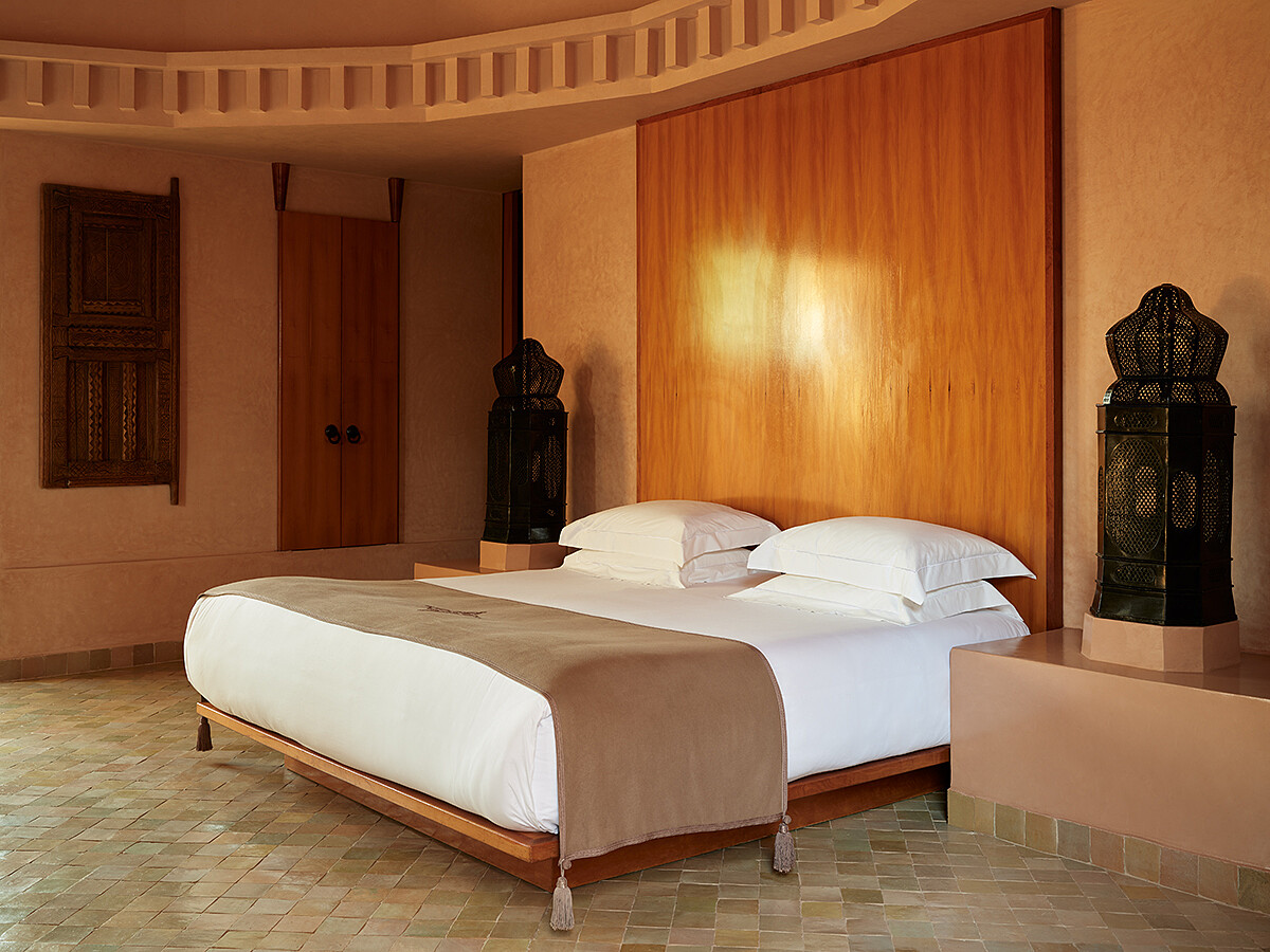 豪華大床成為空間視覺重點，一旁則有圓柱，十足的異國風情空間。