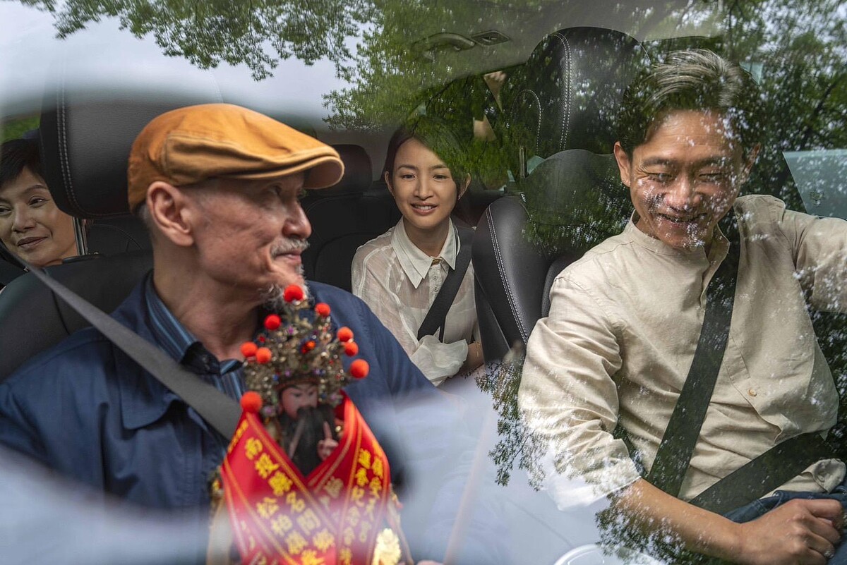 林鉅（前排左）、陳家逵、唐美雲在《車頂上的玄天上帝》中飾演林依晨的家人