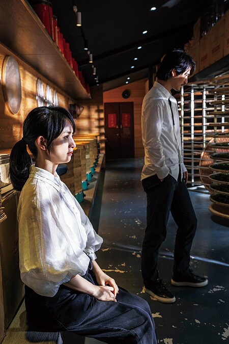 林依晨(左)在《車頂上的玄天上帝》與周渝民有著宿命般的羈絆