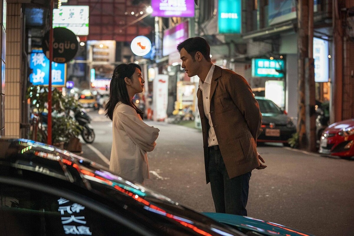 阮經天(右)在《車頂上的玄天上帝》中積極追求林依晨