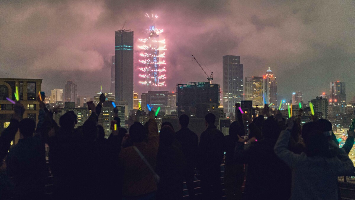 《榮耀之路》一場一行人在公寓頂樓遠眺101煙火跨年的戲，更是劇組費盡千辛萬苦、抓準時機實景拍攝的成果。