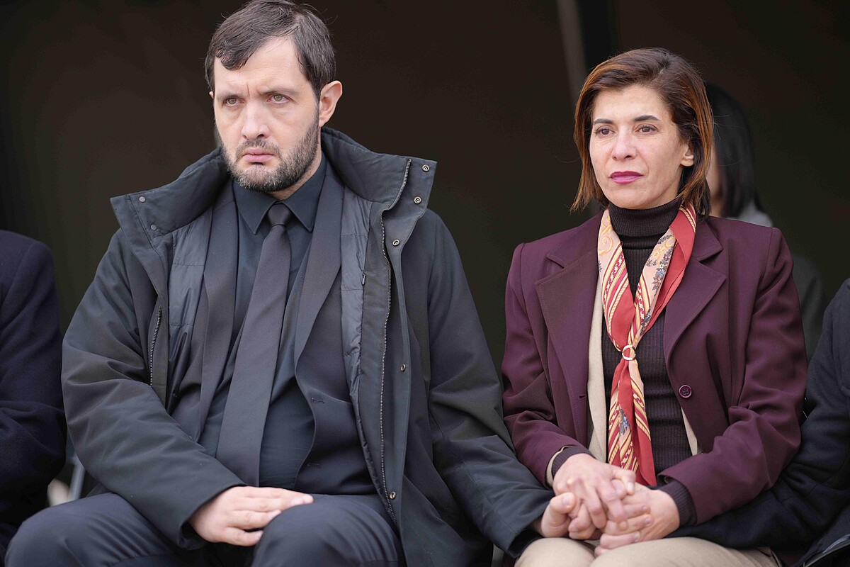 《榮耀之路》飾演因軍中霸凌而死去的軍官埃沙（沙伊恩布曼丁 飾）母親的是資深影后魯比娜阿扎巴爾（右）