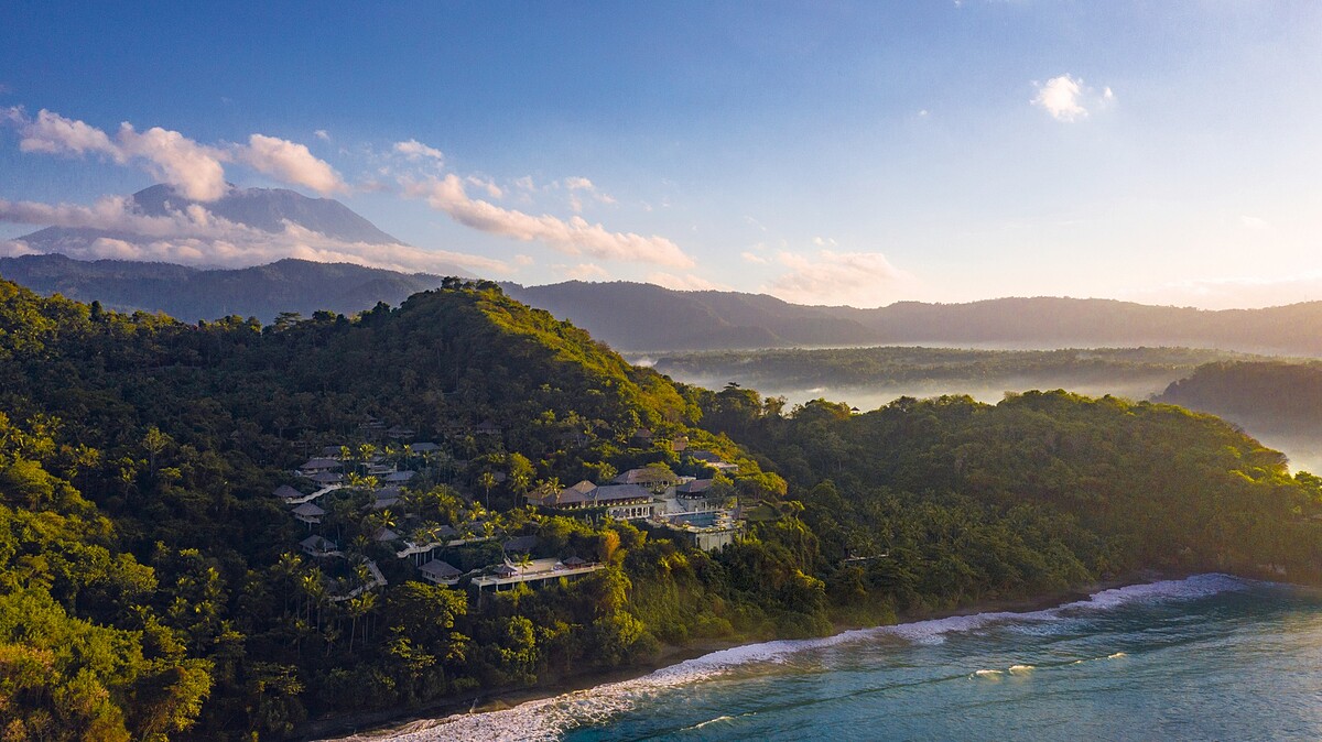 度假村位於懸崖之上。