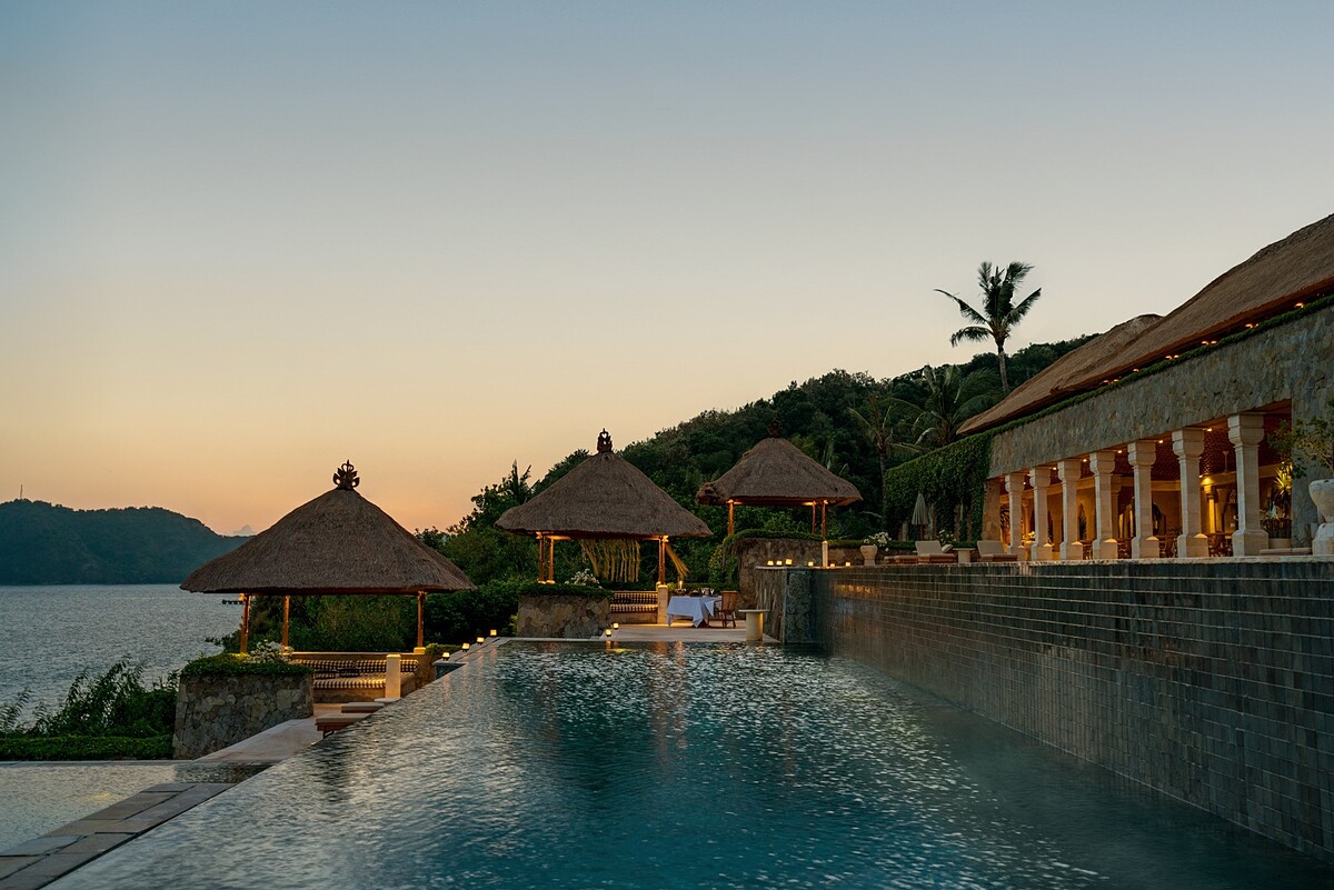 經典三層式海景泳池。