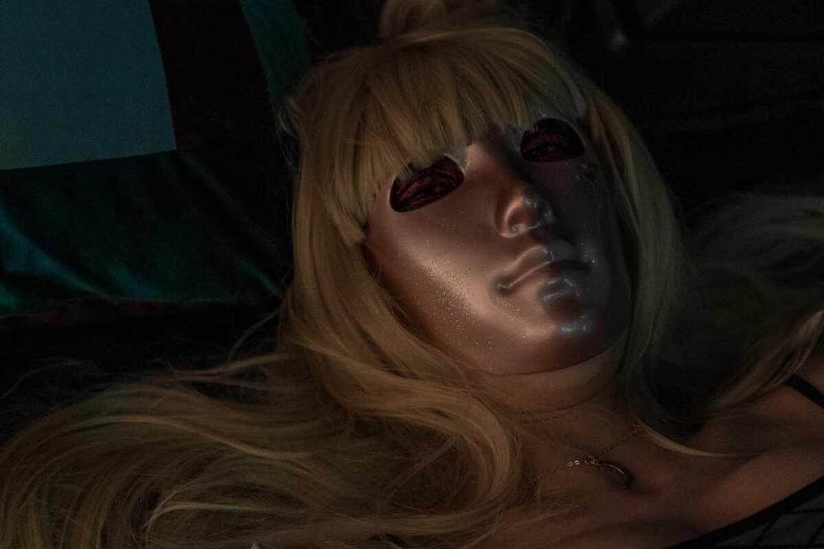 《假面女郎》對於貌美而言,男人都不是真心愛她本人而是網路上的面具姊