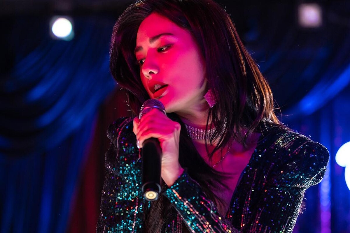 《假面女郎》貌美整型後,以前同事雅琳的名字在夜總會駐唱