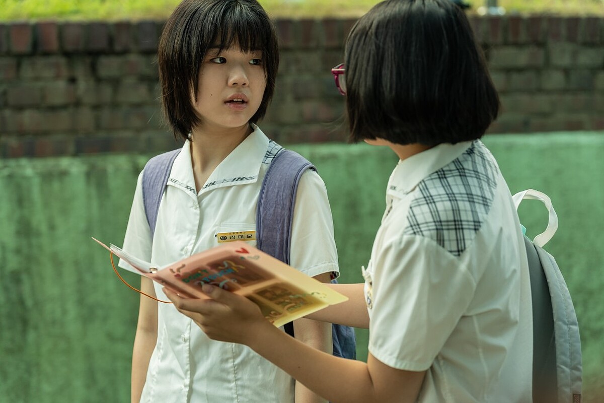 《假面女郎》美貌(左)真心和藝春(右)做朋友