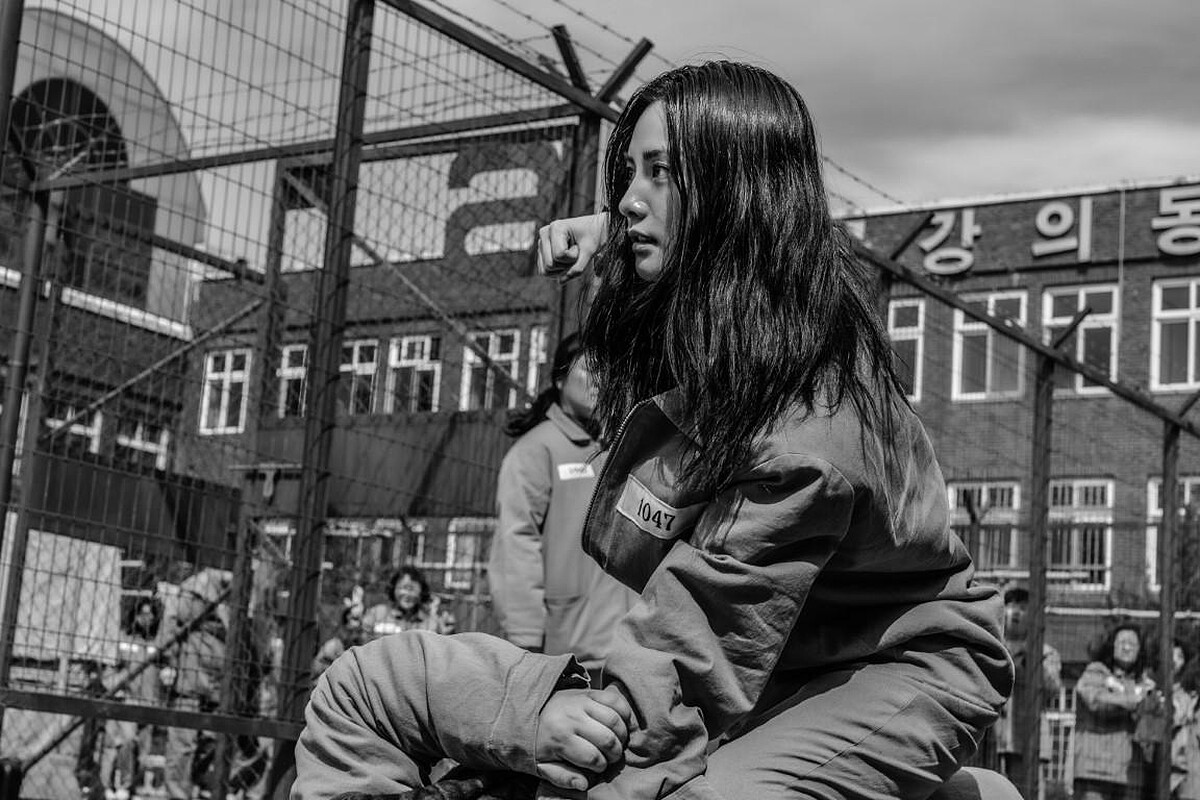 《假面女郎》導演刻意用黑白片詮釋貌美入獄服刑的前十年,毫無生機的日子