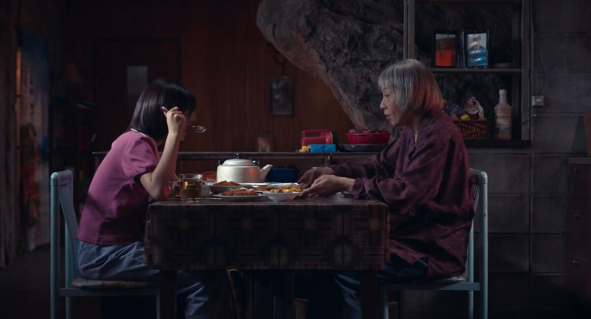 《假面女郎》金慶子(右)不知道把她當親奶奶的美貌(左),是悟南的孩子