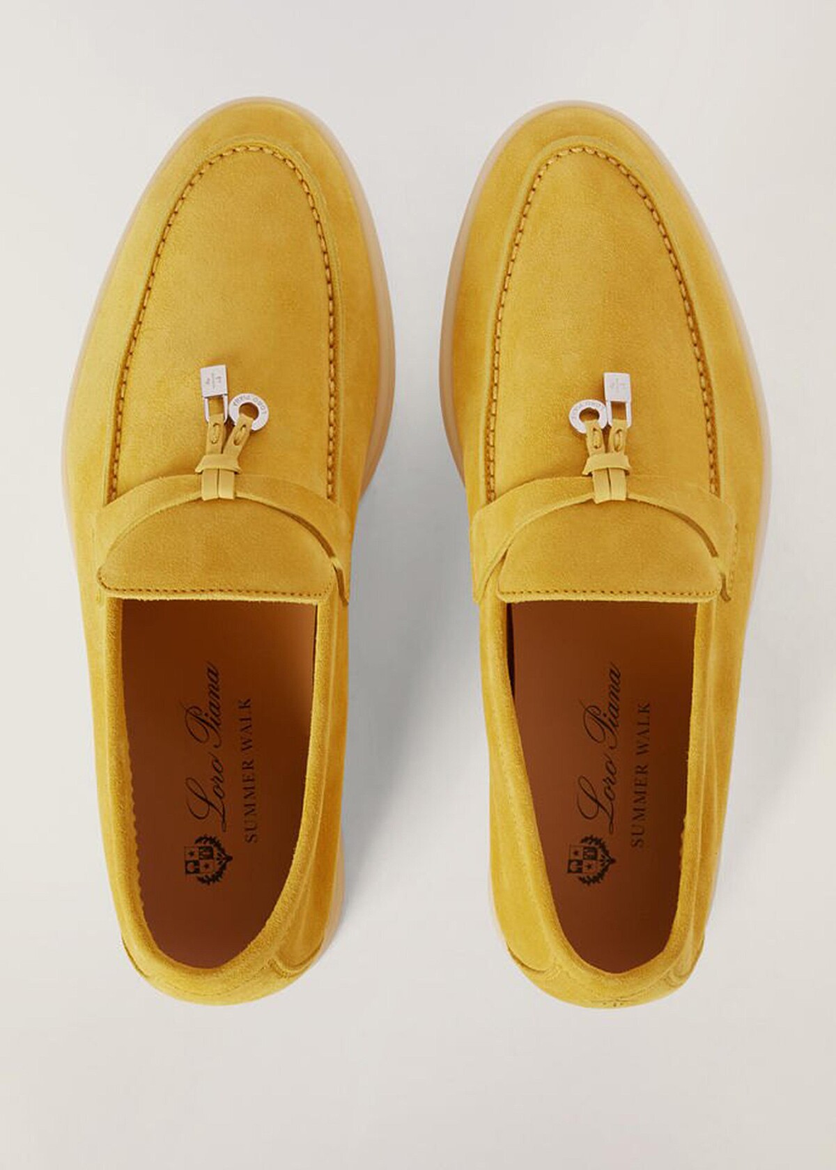 Loro Piana Summer Walk麂皮莫卡辛休閒鞋NT$321,000。