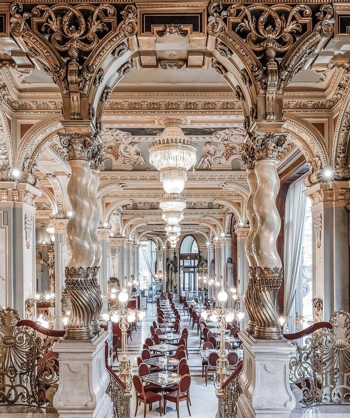 飯店有世界最美咖啡廳。