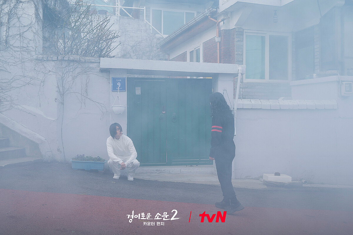 《驅魔麵館2》蘇炆(左)深陷白地，認不得哈娜(右)