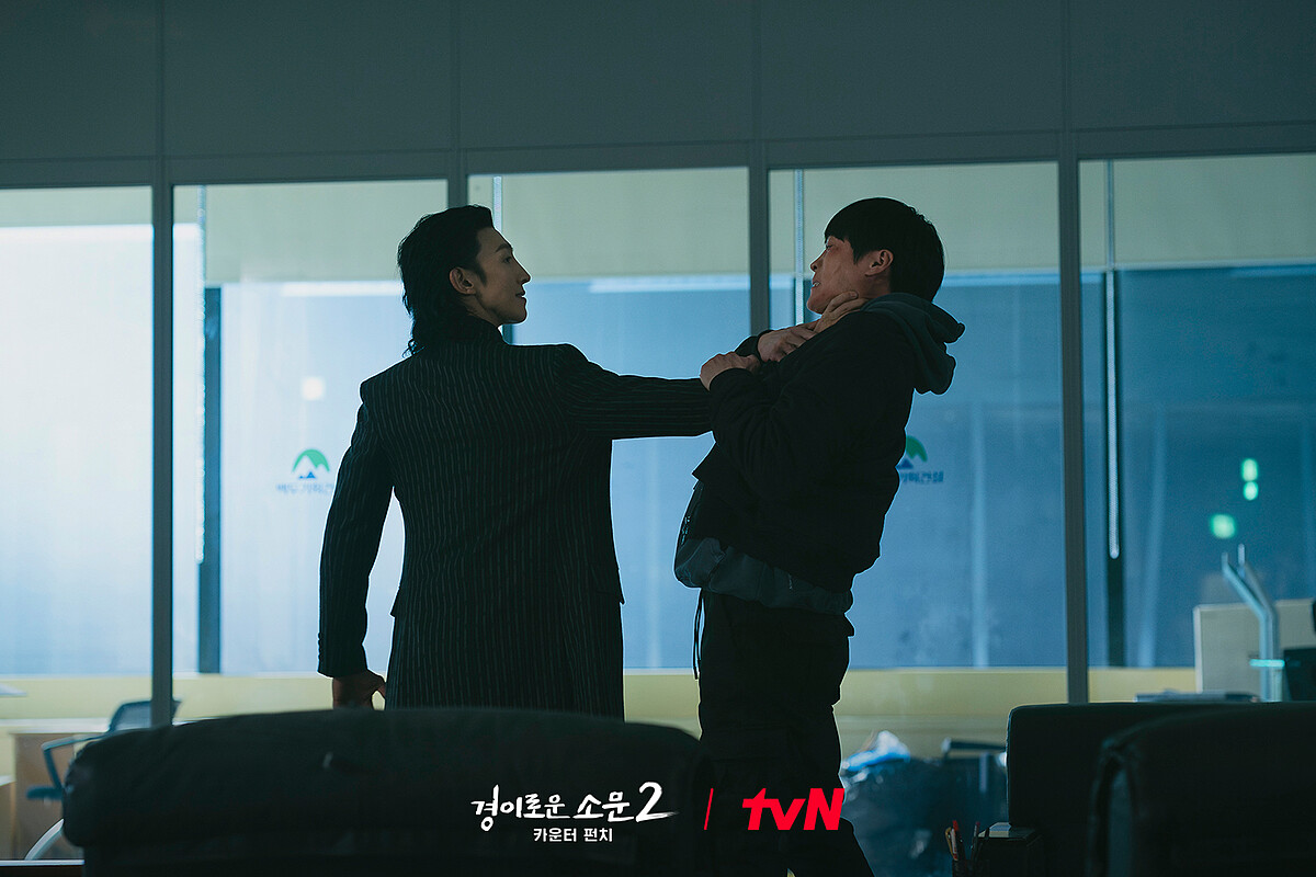 《驅魔麵館2》黃老師(左)擺明了只是馬隊長(右)