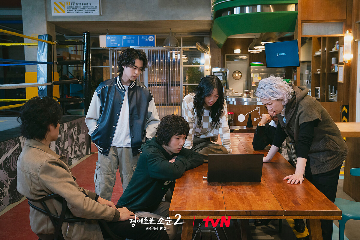 《驅魔麵館2》驅魔小隊開會只有蘇炆(左)相信馬隊長沒完全魔化