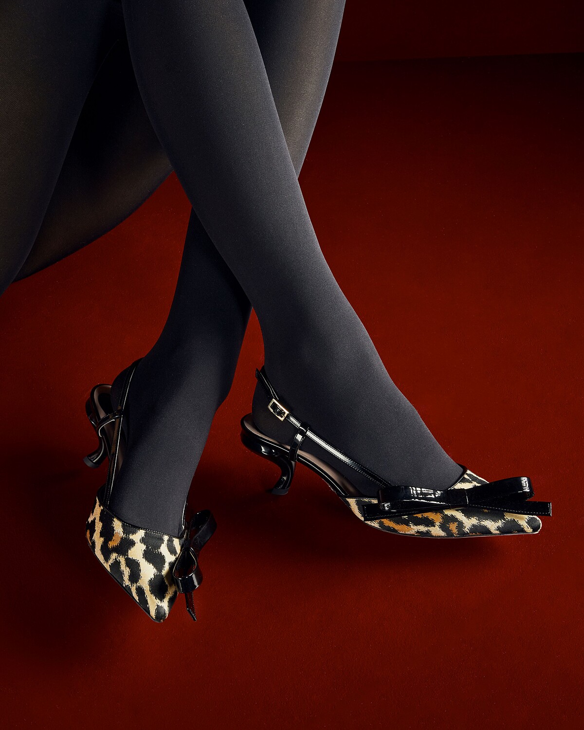 Virgule 豹紋緹花黑蝴蝶結逗號高跟鞋 NT$49,000。
