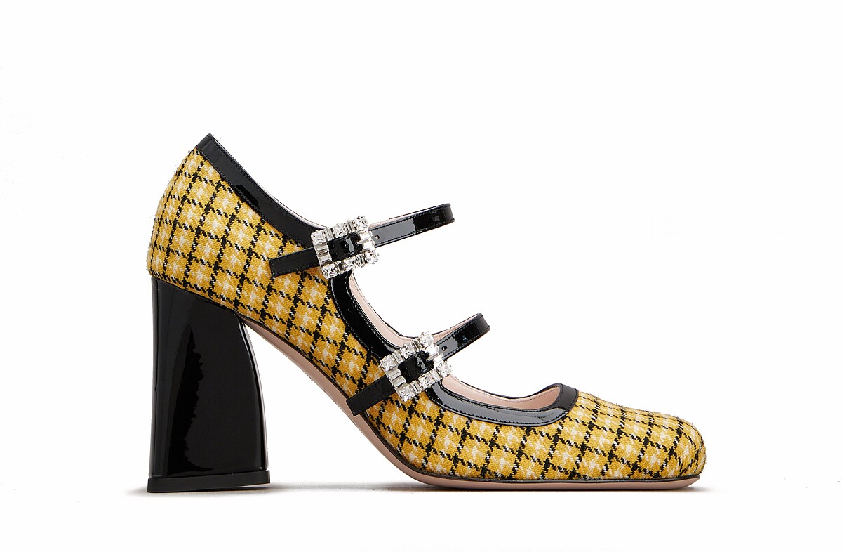 Roger Vivier Mini Tres Vivier倫敦黃格紋繫帶高跟鞋 NT$63,800。