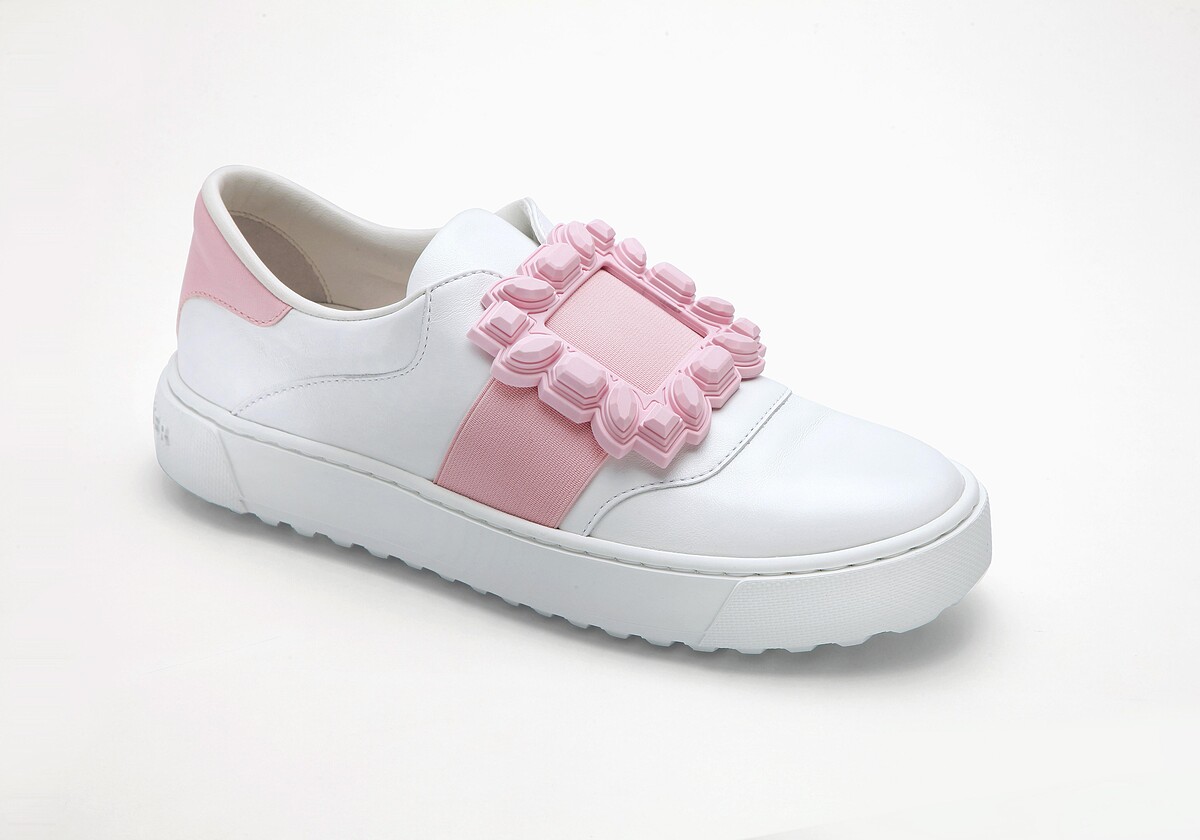 Very Vivier馬卡龍粉拼接白色小羊皮粉扣休閒鞋 NT$39,900。