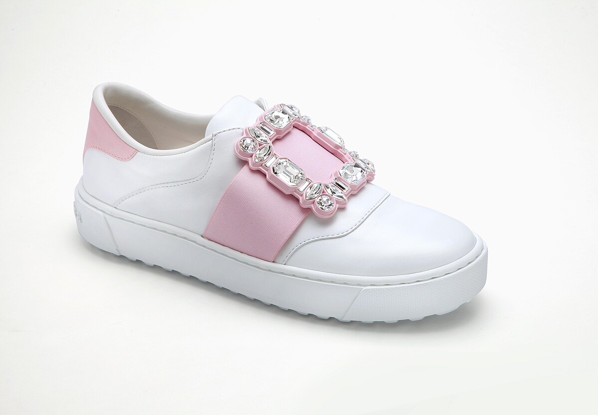 Very Vivier馬卡龍粉拼接白色小羊皮檸檬鑽扣休閒鞋 NT$54,000。