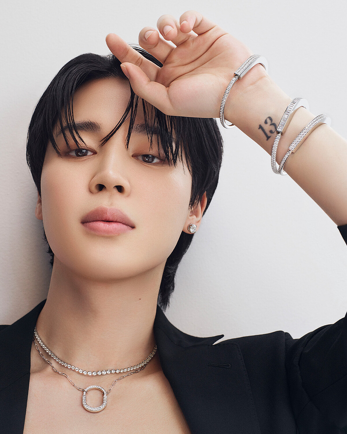 Tiffany &Co. 蒂芙尼品牌代言人BTS 的Jimin佩戴Tiffany Lock系列作品演繹全新形象廣告。