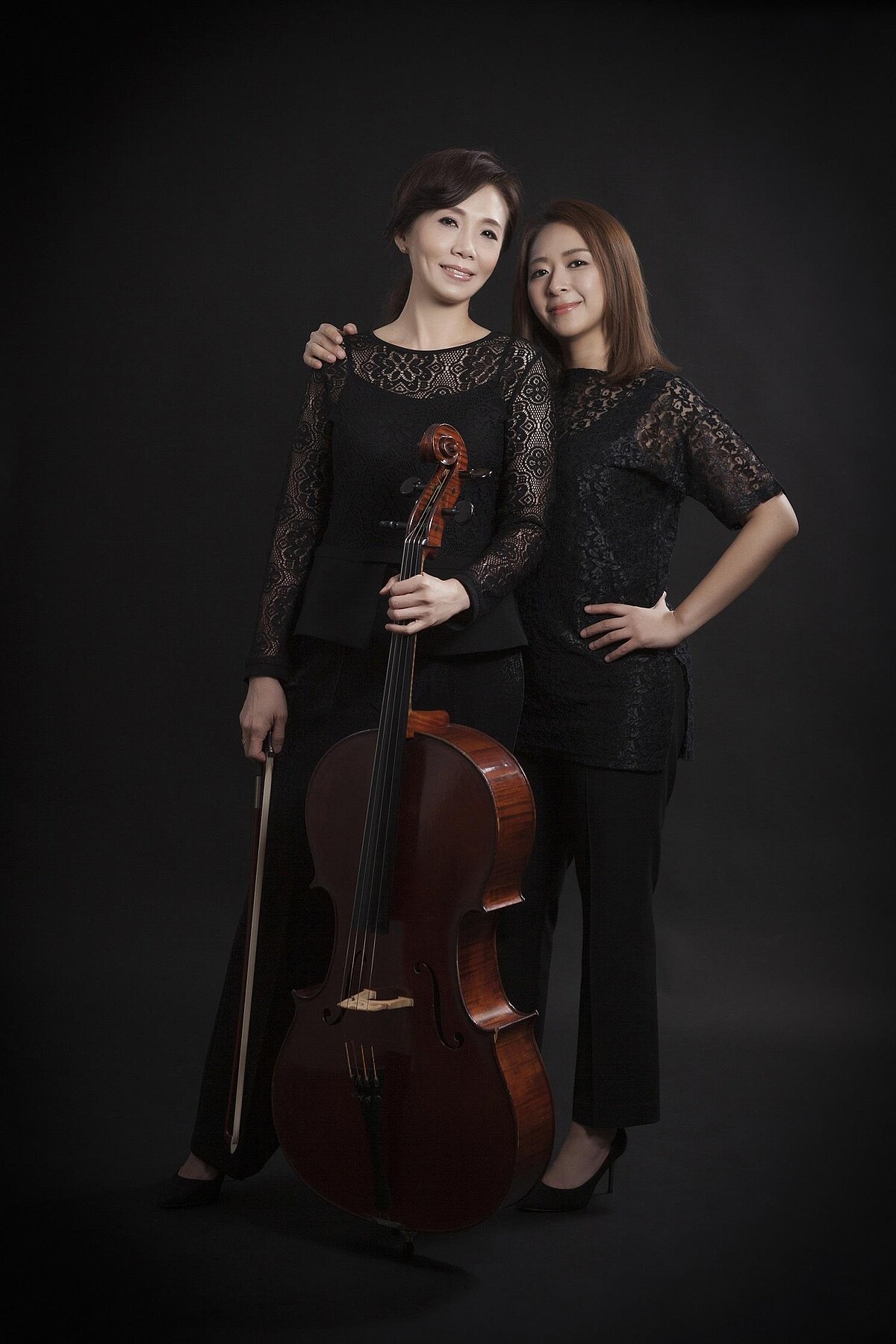 「2023誠品大師名家」系列首場9.24登場！歐陽伶宜（左）與孫建如（右）合作演出《不朽的靈光》，以大提琴最重要的曲目巴哈《無伴奏大提琴組曲》揭開序幕。