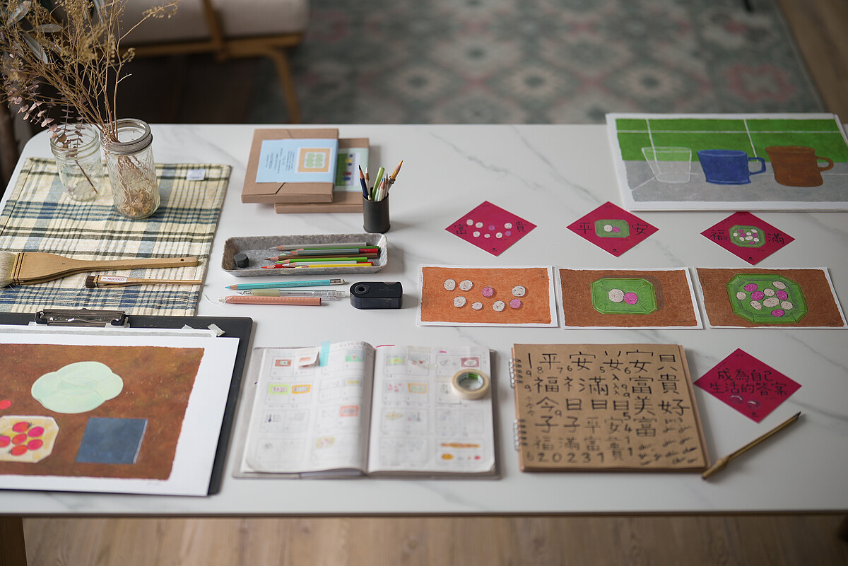 藝術家陳怡今的畫作與繪製工具。