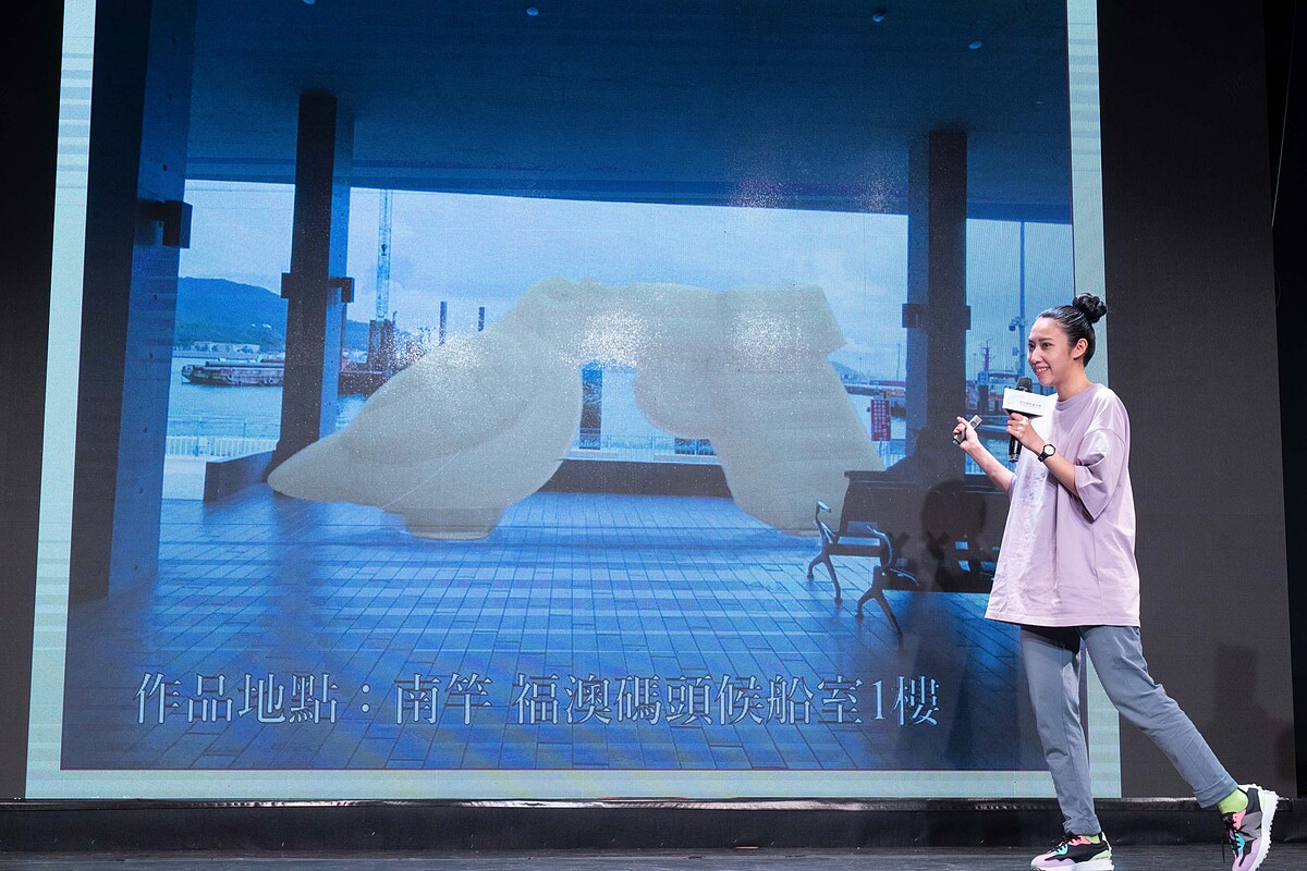  來自日本沖繩的藝術家胡宮雪娜表示，作品《和平小菜一碟（10XL）》，希望讓大家反思戰爭與和平的矛盾概念