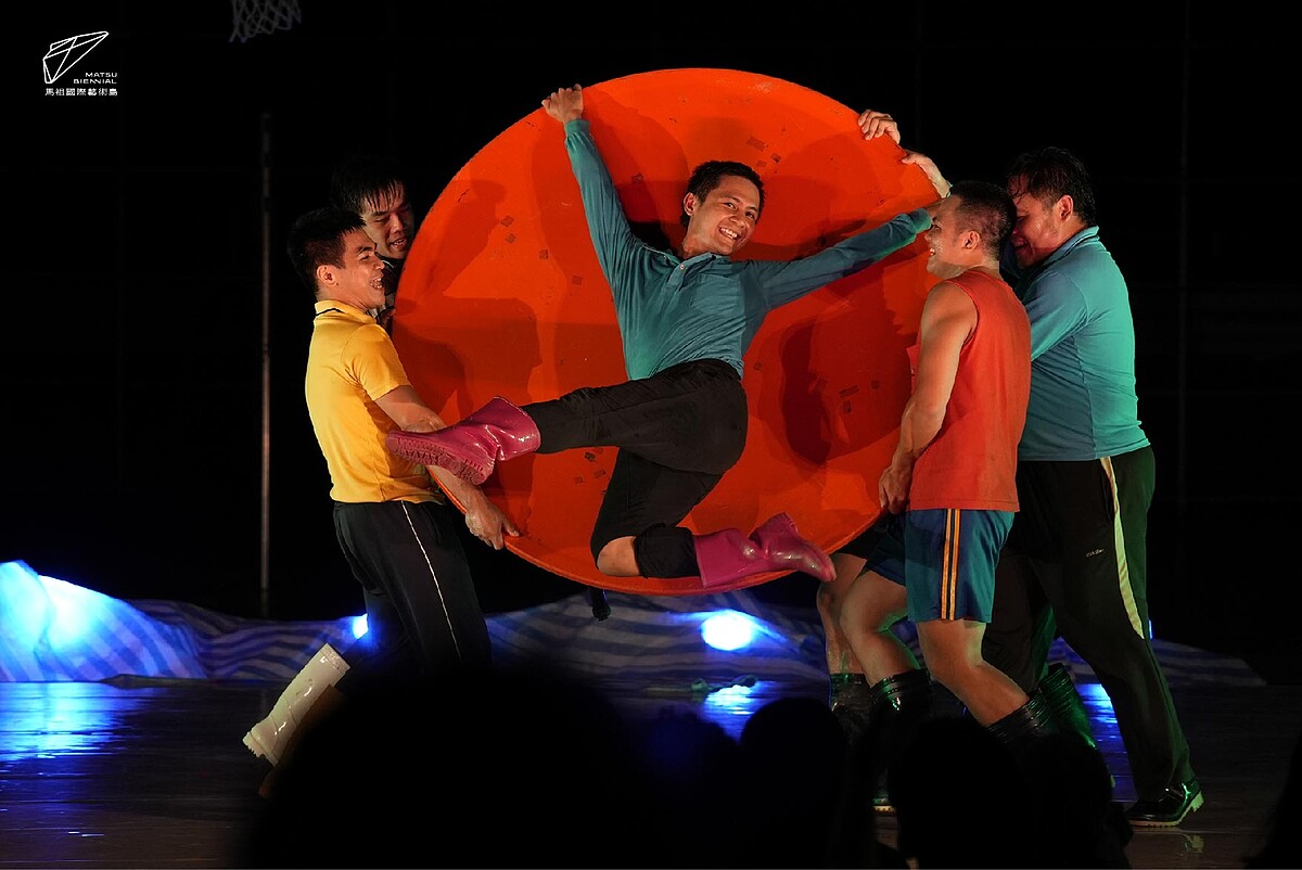 除了精彩的作品，本屆也邀請布拉瑞揚舞團、優人神鼓、舞蹈空間舞蹈團、FOCA福爾摩沙馬戲團、台北市立國樂團等國際級表演團隊登島演出（攝影：高信宗）
