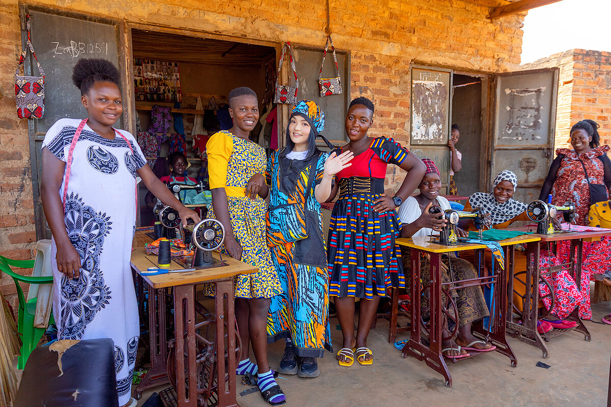 徐佳瑩穿上縫紉班少女贈送的連衣裙