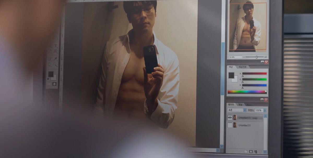 《假面女郎》朴組長在上班時間，為自己的胸肌照修圖加陰影並PO上網