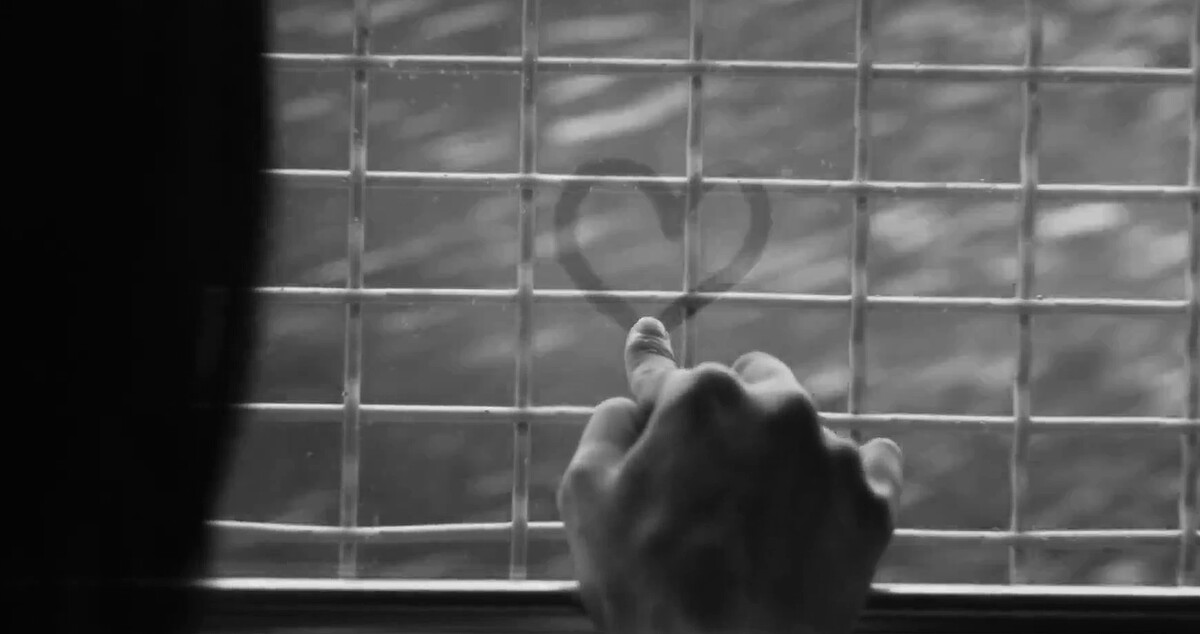 《假面女郎》金貌美在囚車的車窗上畫了顆愛心