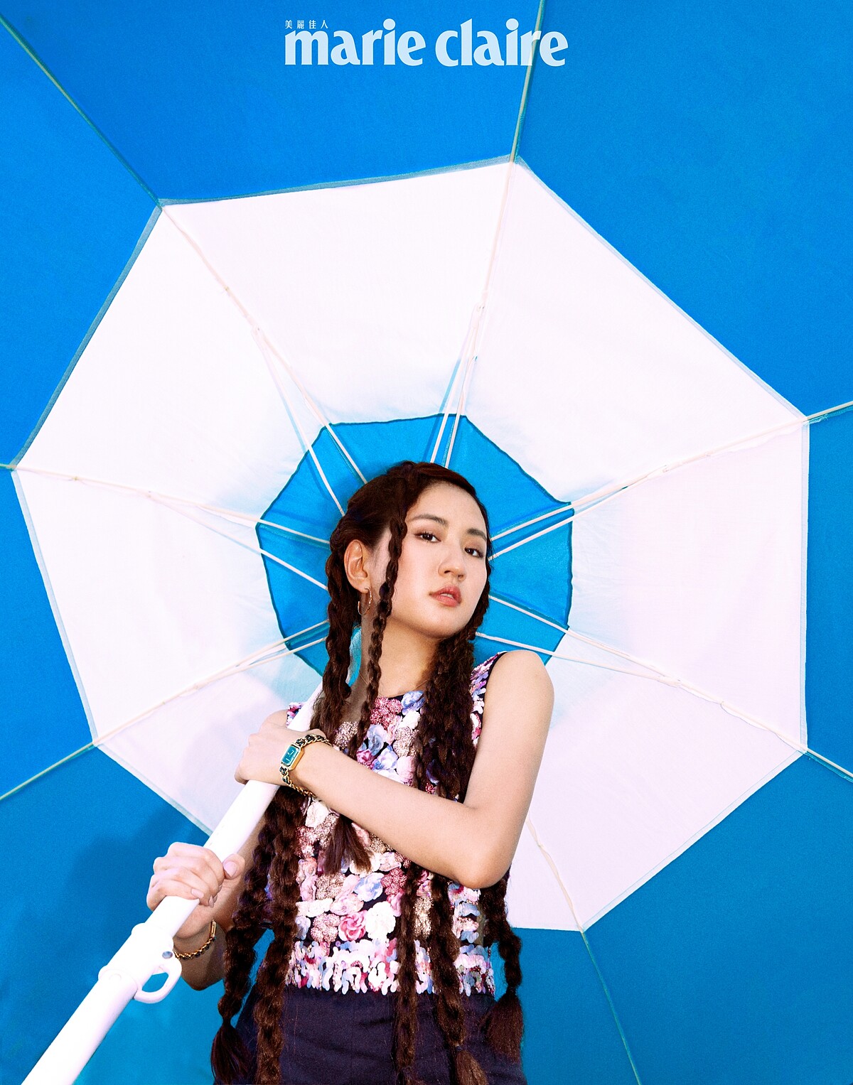 Première腕錶–原創款、Coco Crush 高級珠寶系列耳環、亮片花朵繡飾長洋裝、香奈兒1號紅色山茶花活能粉底液、香奈兒康朋街31號唇膏 #2度假,all by Chanel。