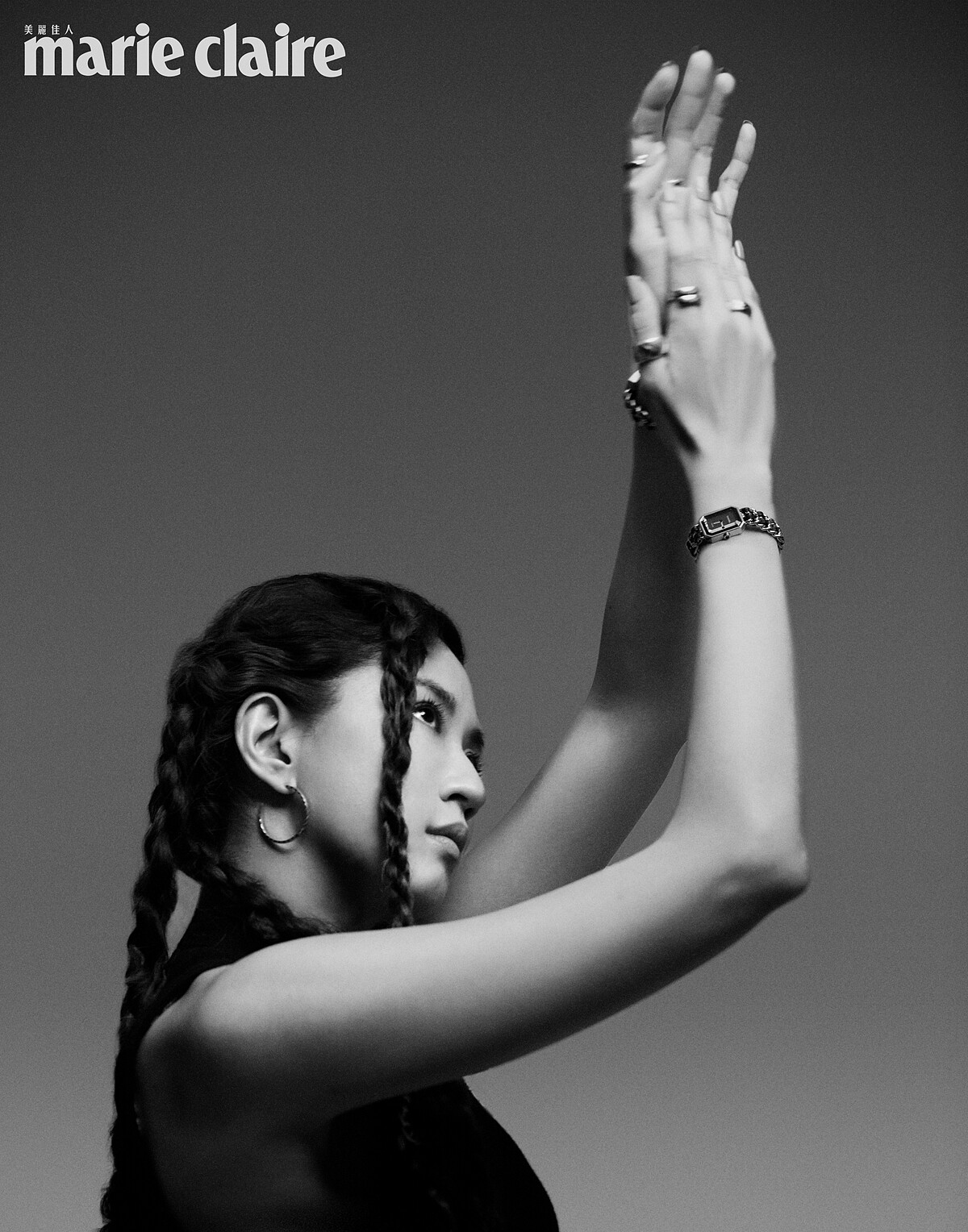 Première腕錶–原創款、Coco Crush 高級珠寶系列耳環、戒指多只、山茶花造型裝飾毛料開襟背心,all by Chanel。