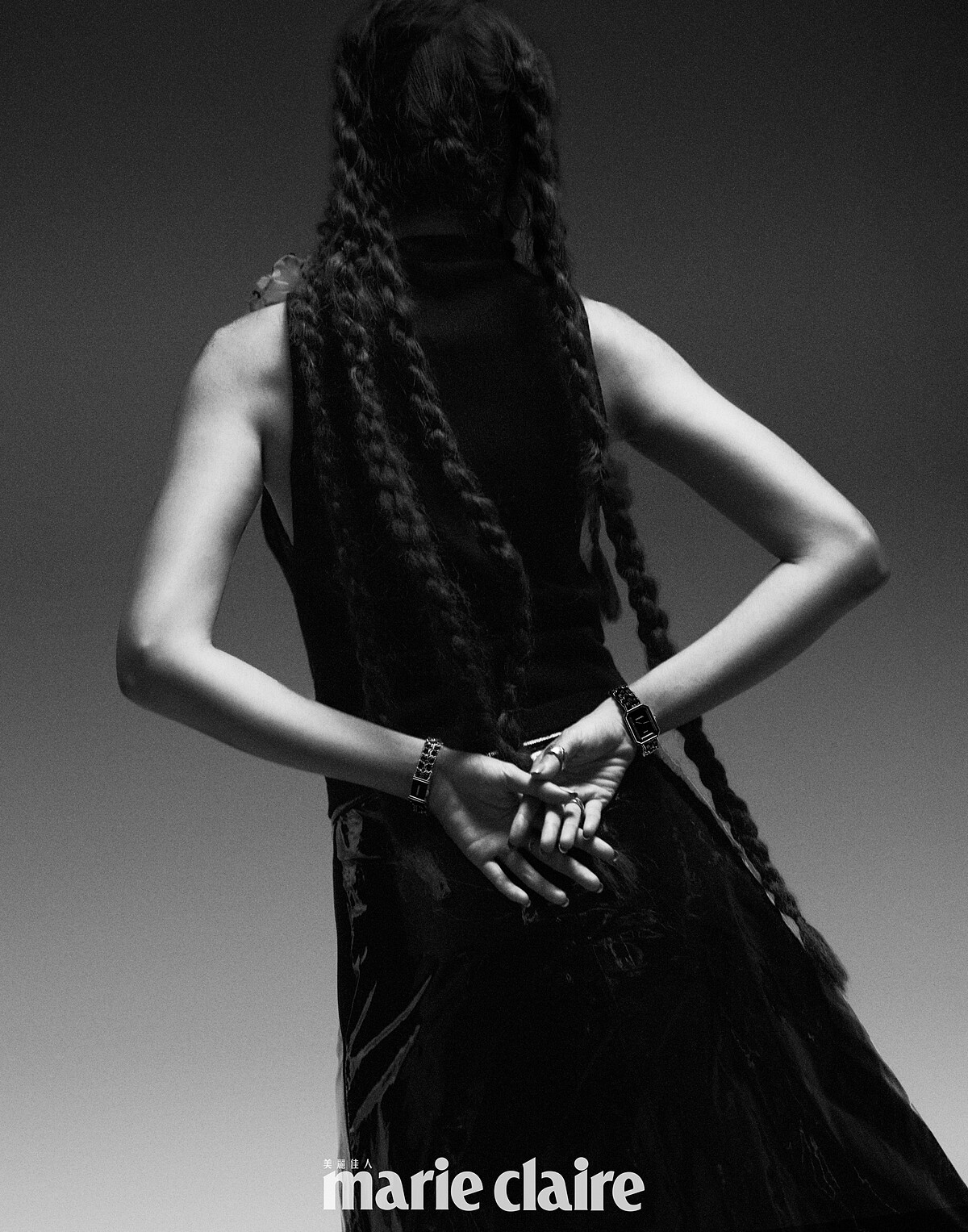 Première腕錶–原創款、Coco Crush 高級珠寶系列耳環、戒指多只、山茶花造型裝飾毛料開襟背心、漆皮及膝裙,all by Chanel。