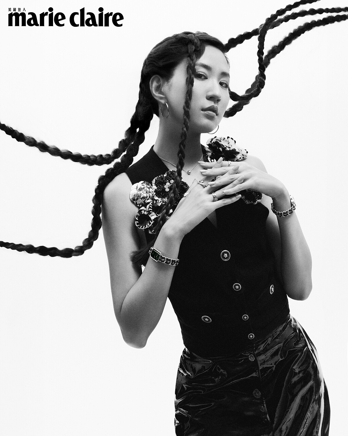 Première腕錶–原創款、Coco Crush 高級珠寶系列耳環、戒指多只、墜鍊、山茶花造型裝飾毛料開襟背心、漆皮及膝裙,all by Chanel。