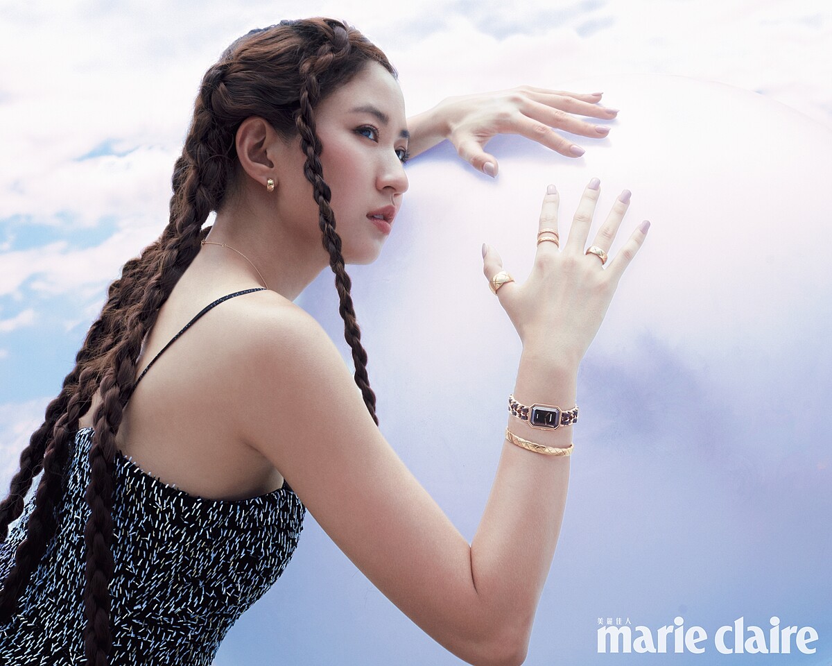 Première腕錶–原創款、Coco Crush 高級珠寶系列耳環、戒指多只、手鐲、墜鍊、山茶花圖案雪紡拼接珠繡洋裝、香奈兒1號紅色山茶花活能粉底液、香奈兒康朋街31號唇膏 #2度假,all by Chanel。