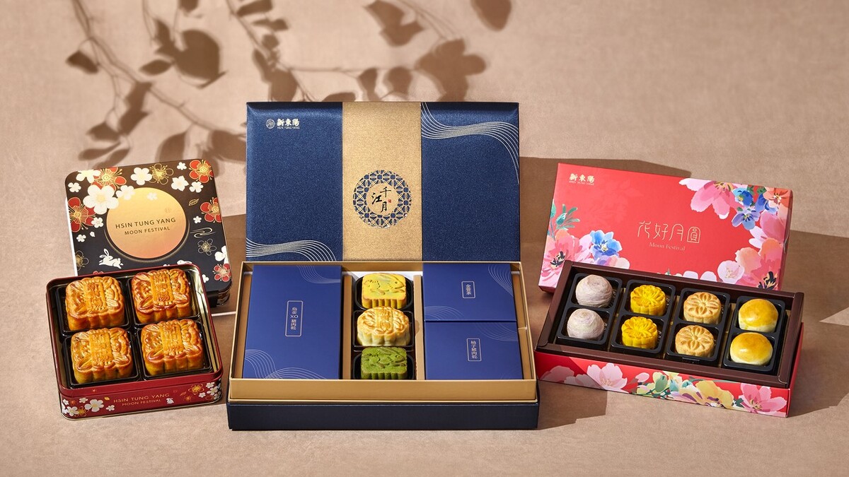 左起：經典廣式月餅禮盒2號、千江月禮盒2號，花好月圓禮盒2號。