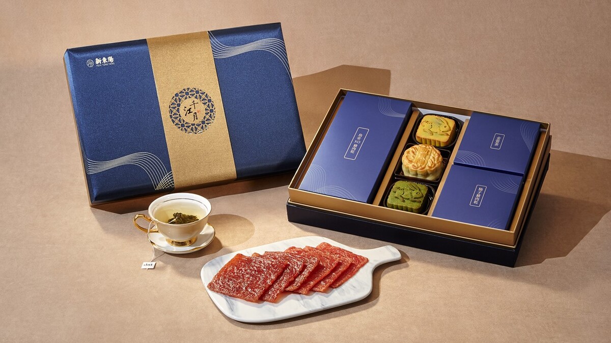 千江月禮盒2號，(烏金XO豬肉乾、柚香檸檬桃山月餅、滷肉蝦米台式月餅、日式焙茶桃山月餅、金萱茶、柚子豬肉乾)，NT1,480。