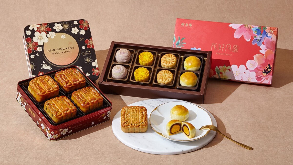 左起：經典廣式月餅禮盒2號，( 5兩棗泥核桃月餅、5兩豆沙蛋黃月餅、5兩酒釀桂圓月餅、5兩松子白玉蓮蓉雙黃月餅)，NT1,380：花好月圓禮盒2號，(流心芋頭酥2入、奶黃小月餅2入、台式烏豆沙小月餅2入、豆沙蛋黃酥2入)，NT680。