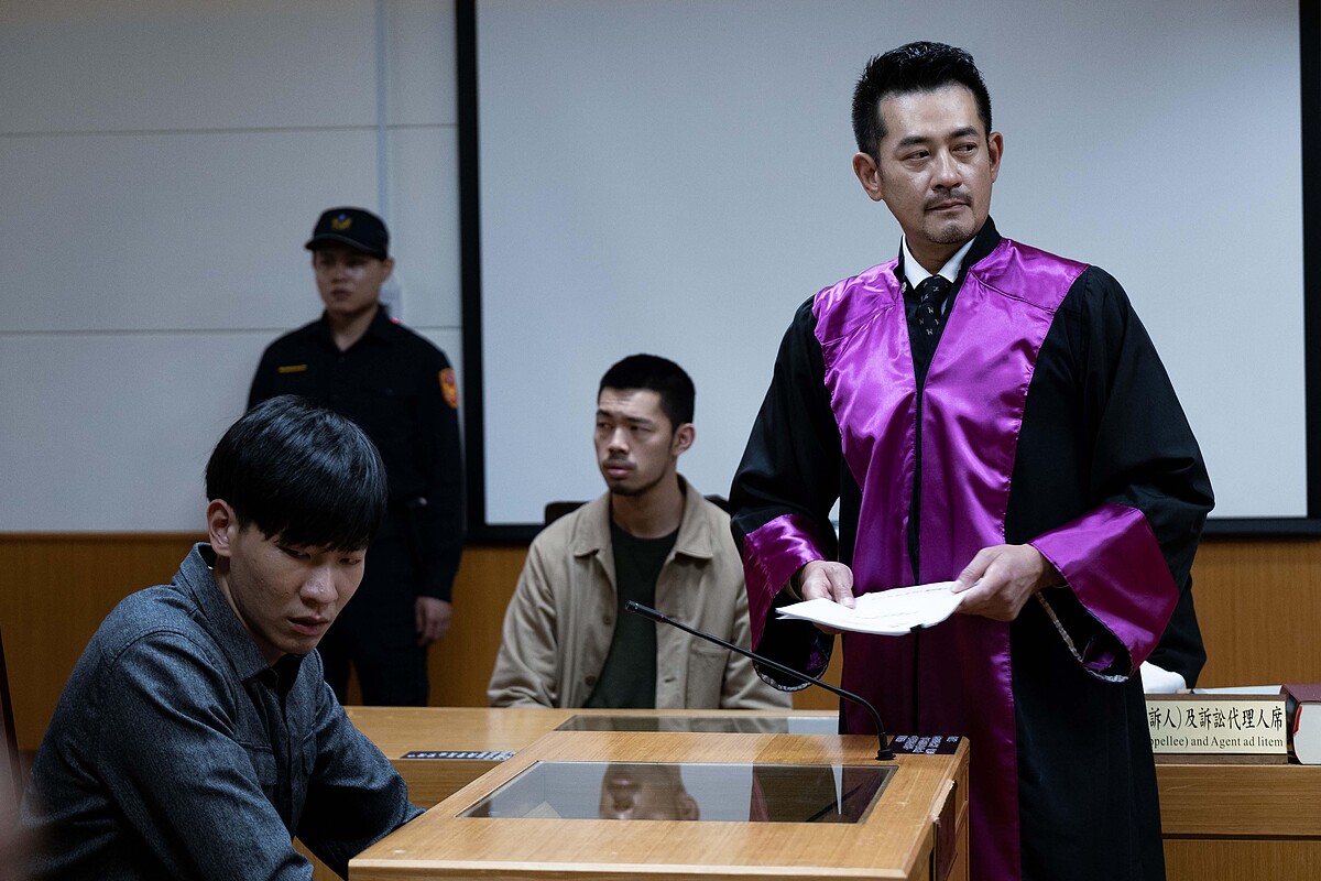 《地獄里長》「花甲四叔」柯叔元(右)驚喜客串檢察官