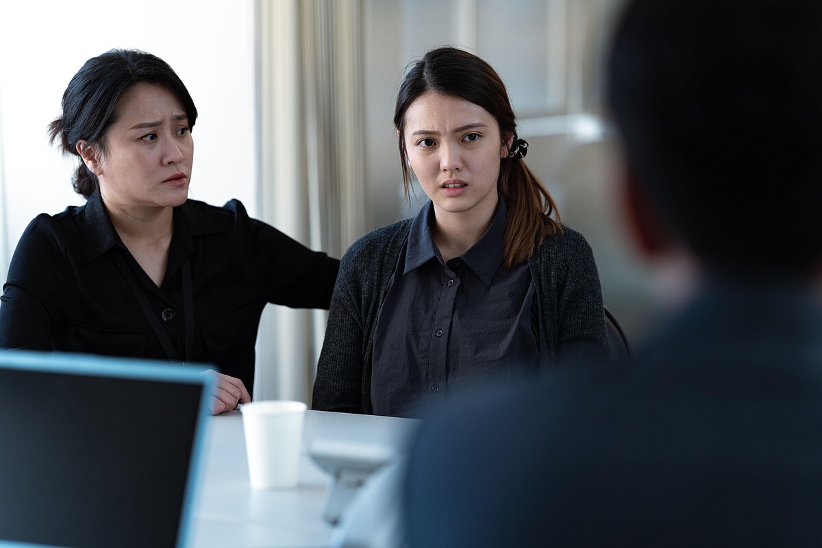 《地獄里長》林詩雅飾演移工看護「妮妮」,左為飾演社工的海裕芬