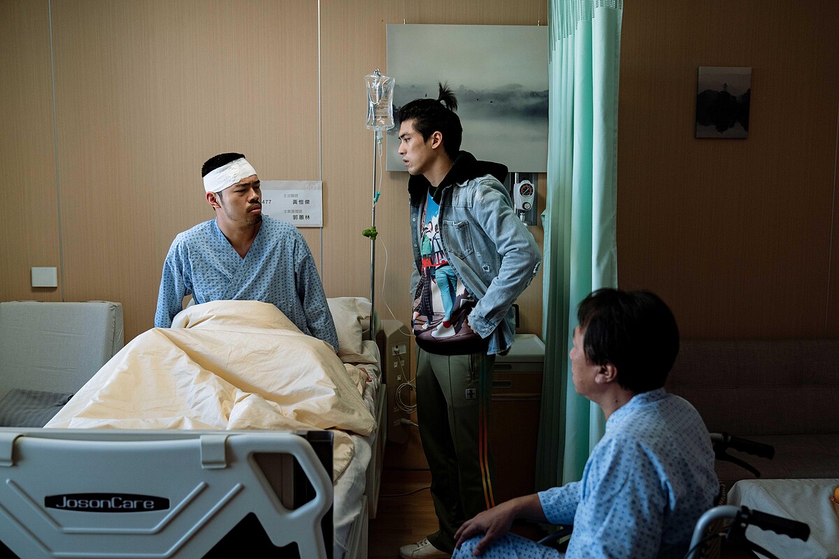 《地獄里長》陳大天(左)劇中追捕移工受傷,林哲熹(中)推著游安順(右)強行進病房探視