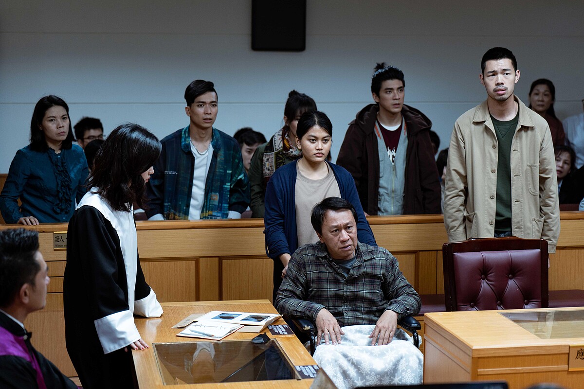 《地獄里長》游安順(右三)劇中中風坐輪椅,為兒子陳大天(右一)的案件上法庭