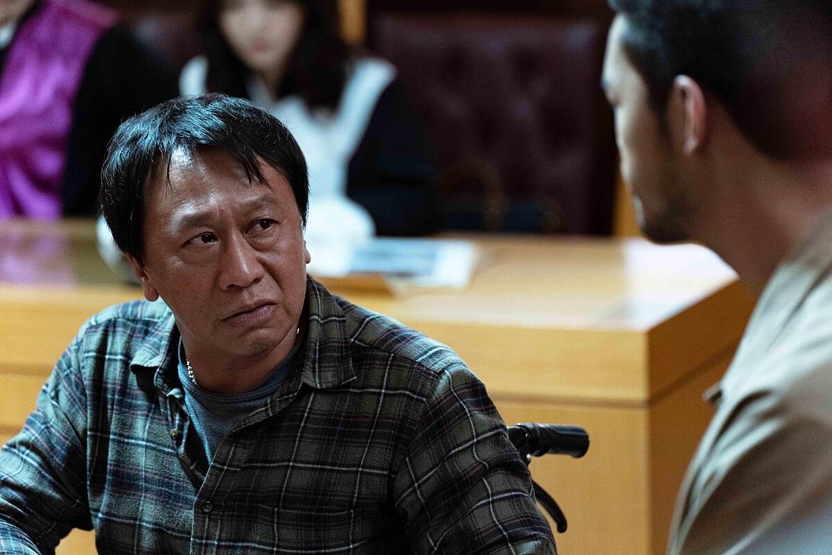 《地獄里長》游安順(左)飾演陳大天的退休警官爸爸