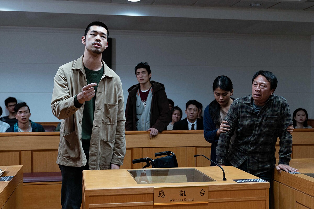 《地獄里長》游安順(前排右)劇中在法庭上涕淚縱橫勸兒子陳大天(前排左)說出真相