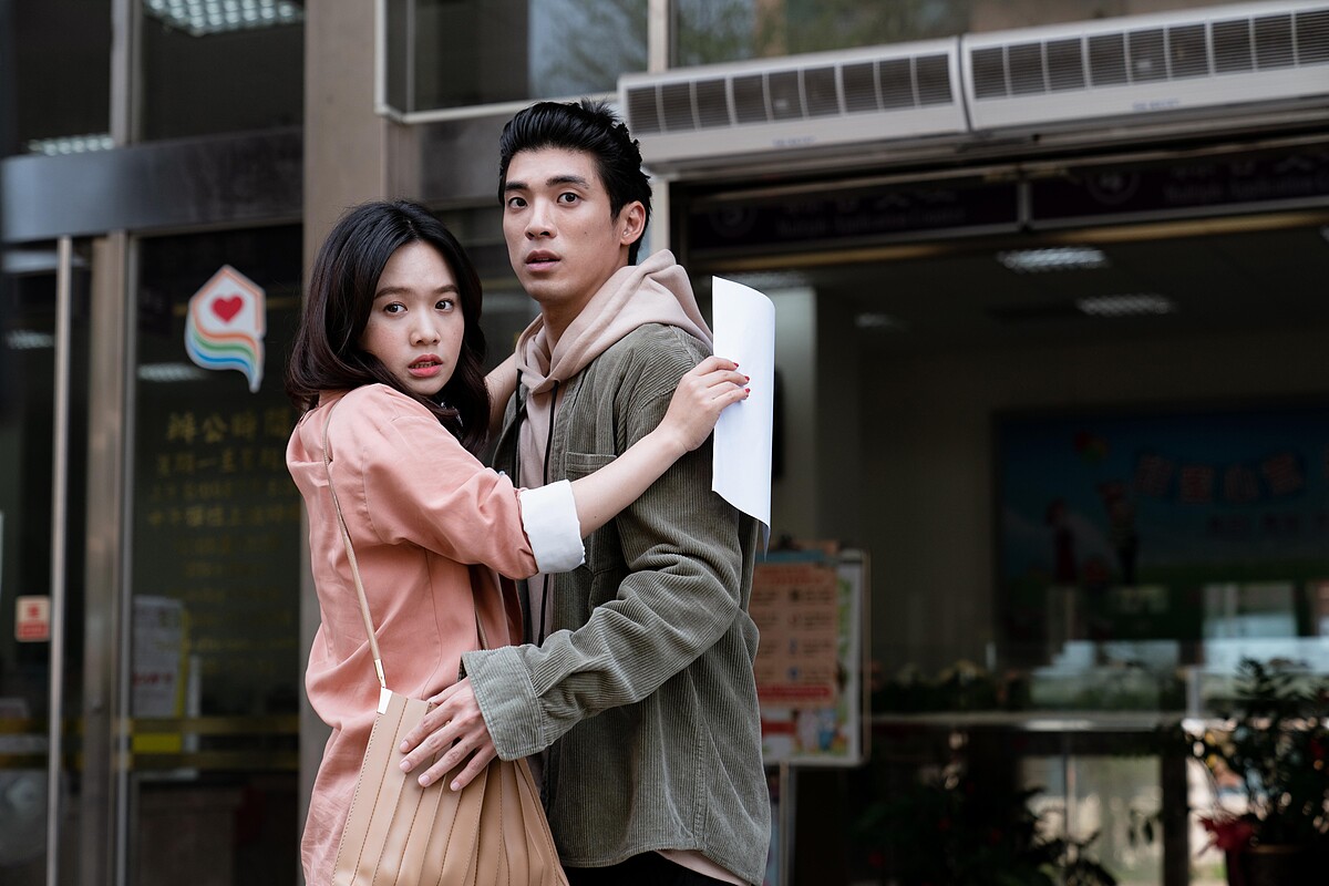 《地獄里長》林哲熹(右)、嚴正嵐劇中積極調查25年前彼此父母的意外身亡事件